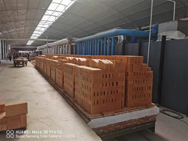 108.8×2.4米煤氣天然氣燒粘土磚高效高產(chǎn)節(jié)能隧道窯生產(chǎn)線（設(shè)計(jì)日產(chǎn)200噸，實(shí)際日產(chǎn)240噸，能耗45m3/噸產(chǎn)品）